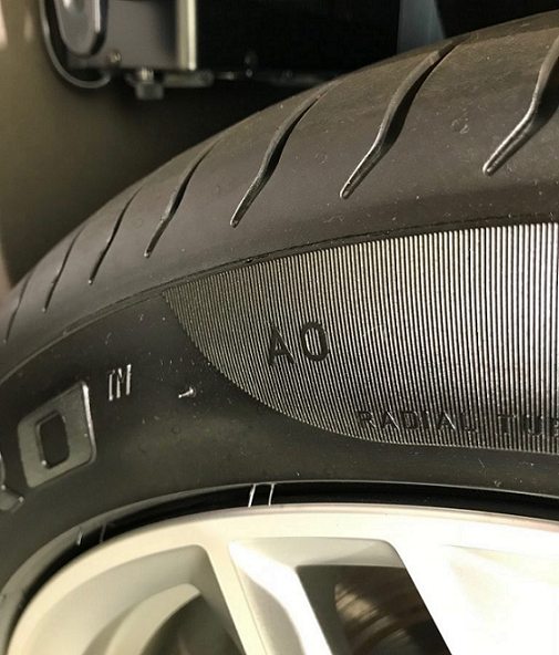 「AO」マークが刻印されたアウディの承認タイヤ