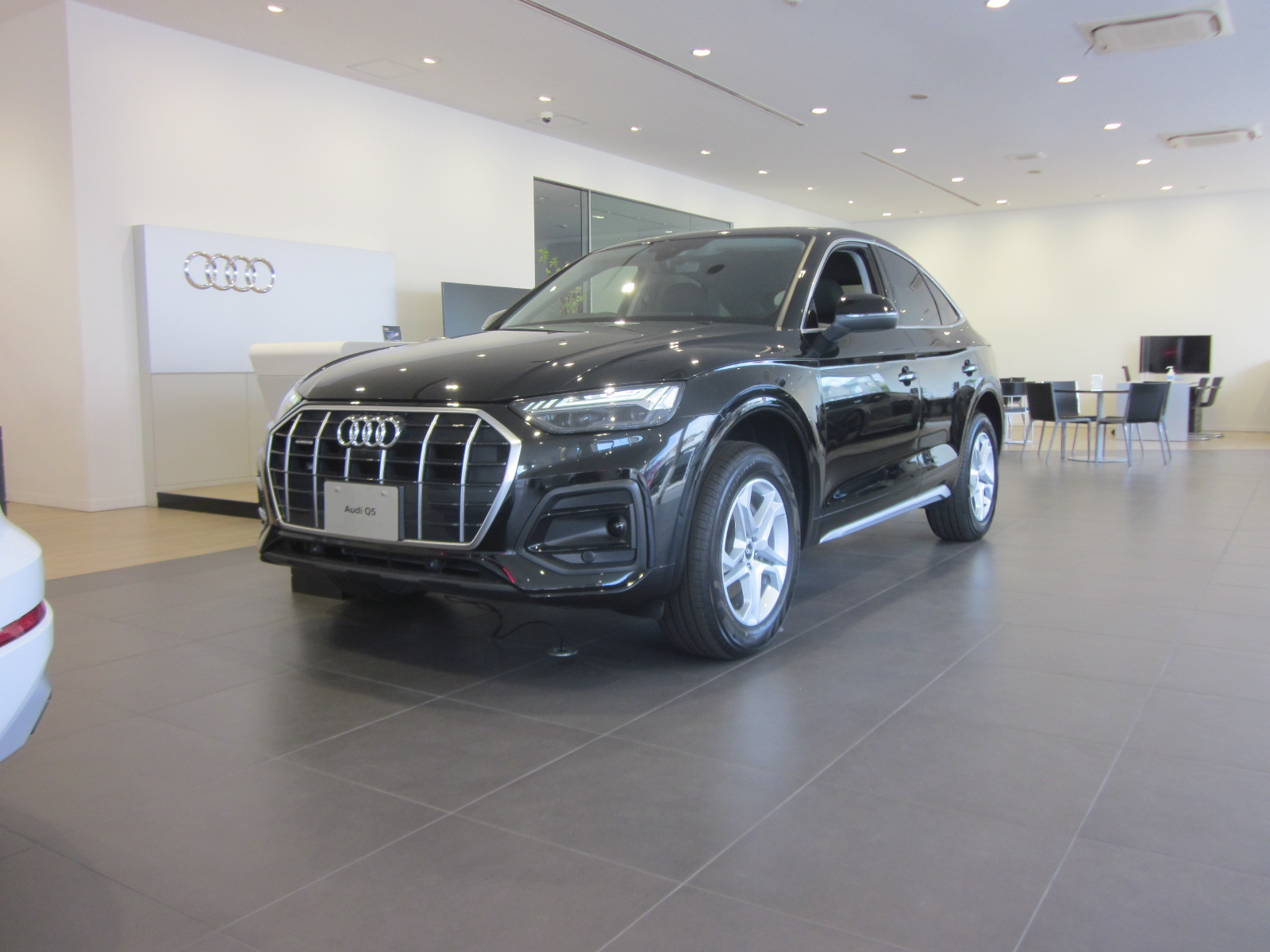 Audi Q5 Sportback 40 TDI quattro advanced（ミトスブラックメタリック）