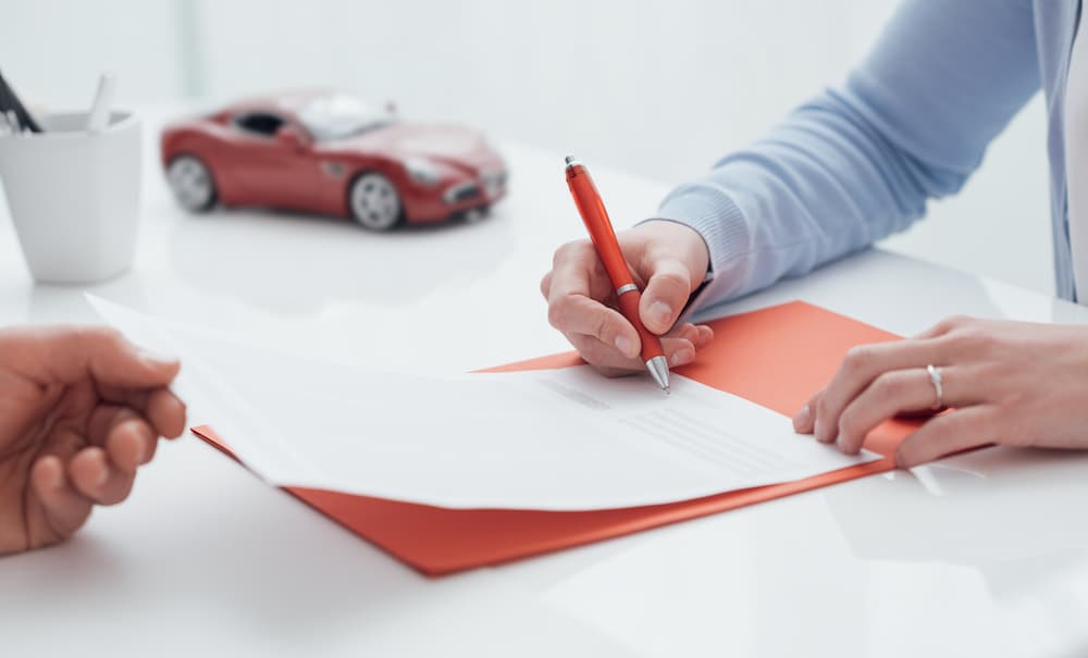 自動車保険に署名するドライバー