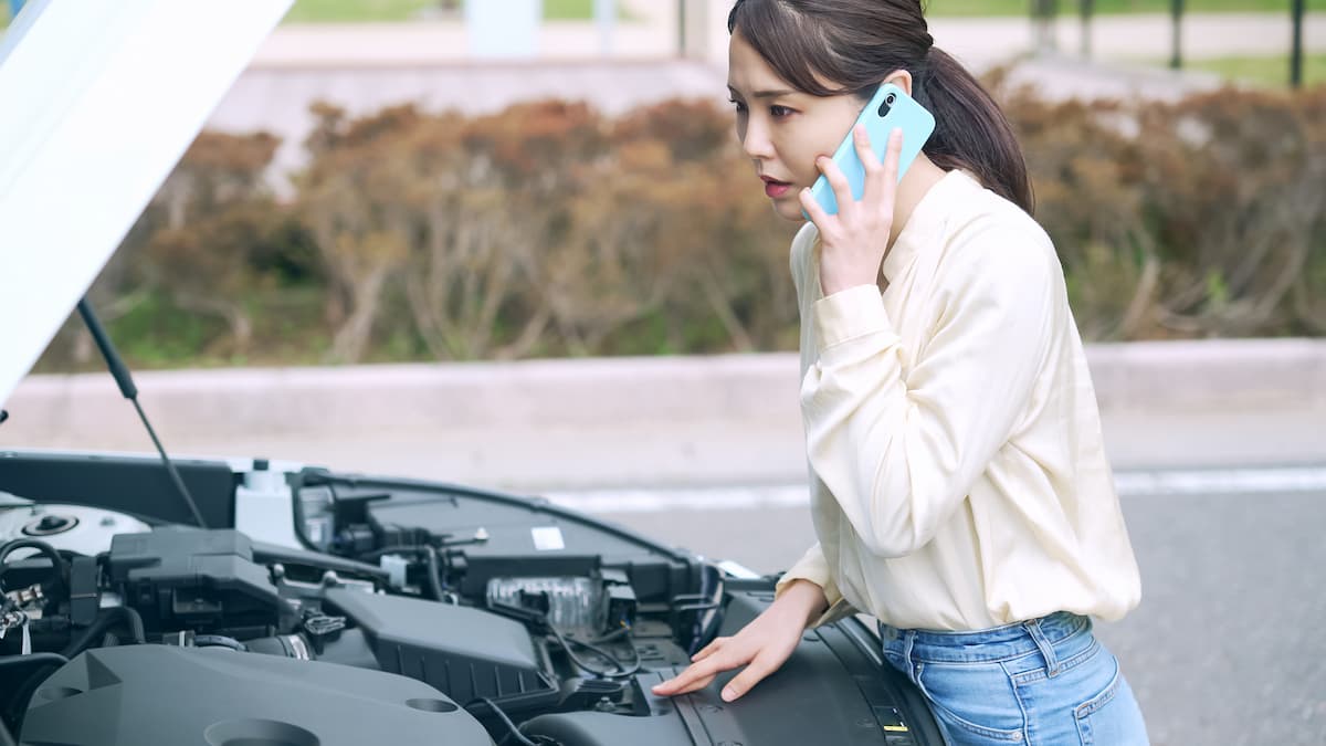 自動車のボンネットを開ける