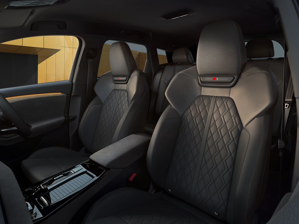  Audi SQ6 e-tron MY25の運転席