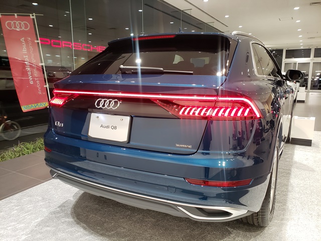 Audi Q8 後ろ