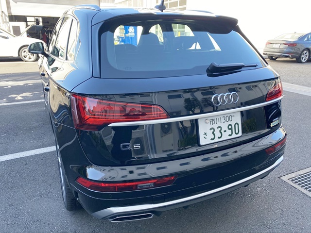 新型Audi Q5の黒の後ろ