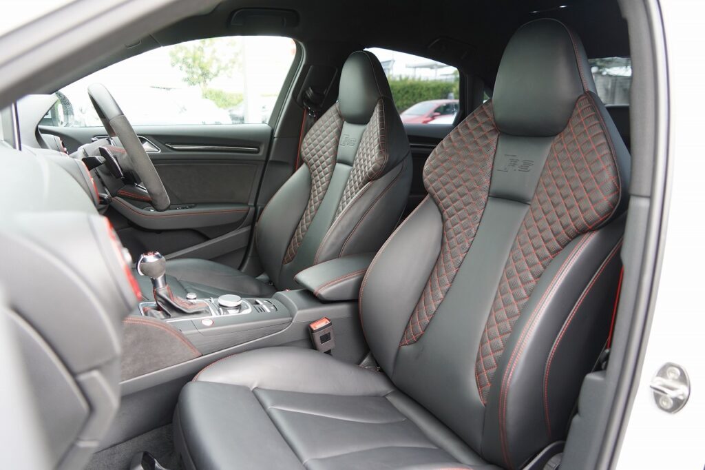アウディ RS3 Sedan白のシート