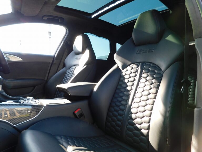 アウディ RS6 Avantのシート