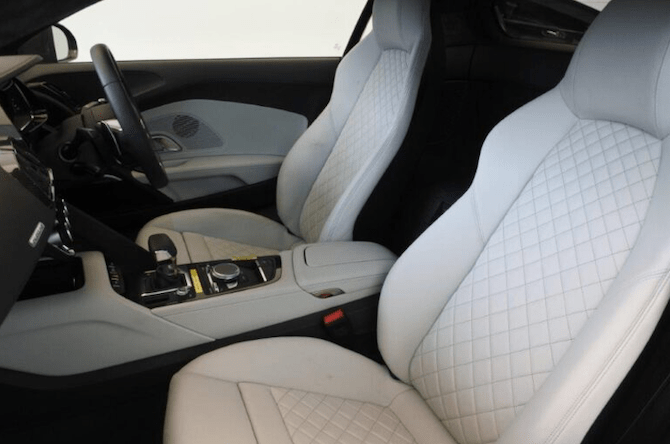 Audi R8の座席