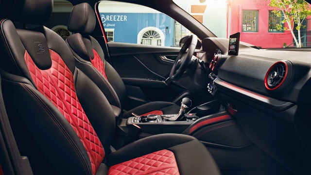 Audi SQ2の運転席