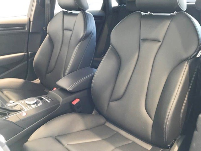 Audi RS3 Sedanの座席