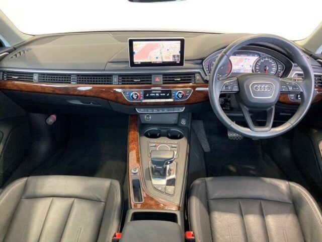 Audi A4 セダン 2.0TFSI　内装