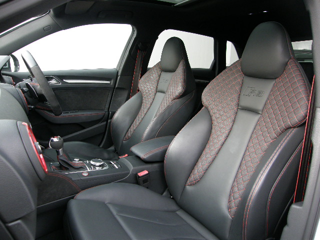 アウディ RS3 Sportbackのシート