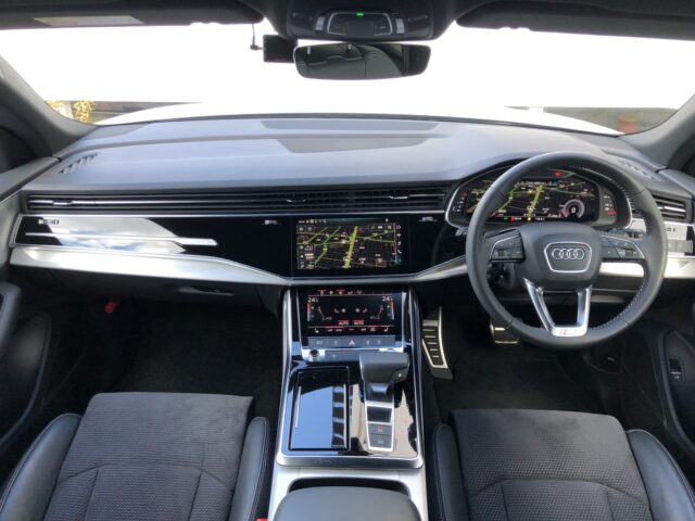 Audi Q8 55TFSI Quattro S-Line　内装